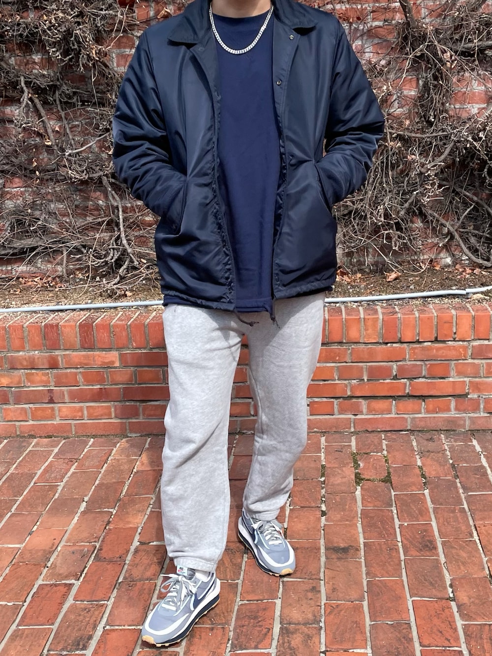 グレー系のスウェットパンツ、ブルー系のブルゾン、グレー系のスニーカーを着用したメンズの冬コーディネートの2枚目の写真