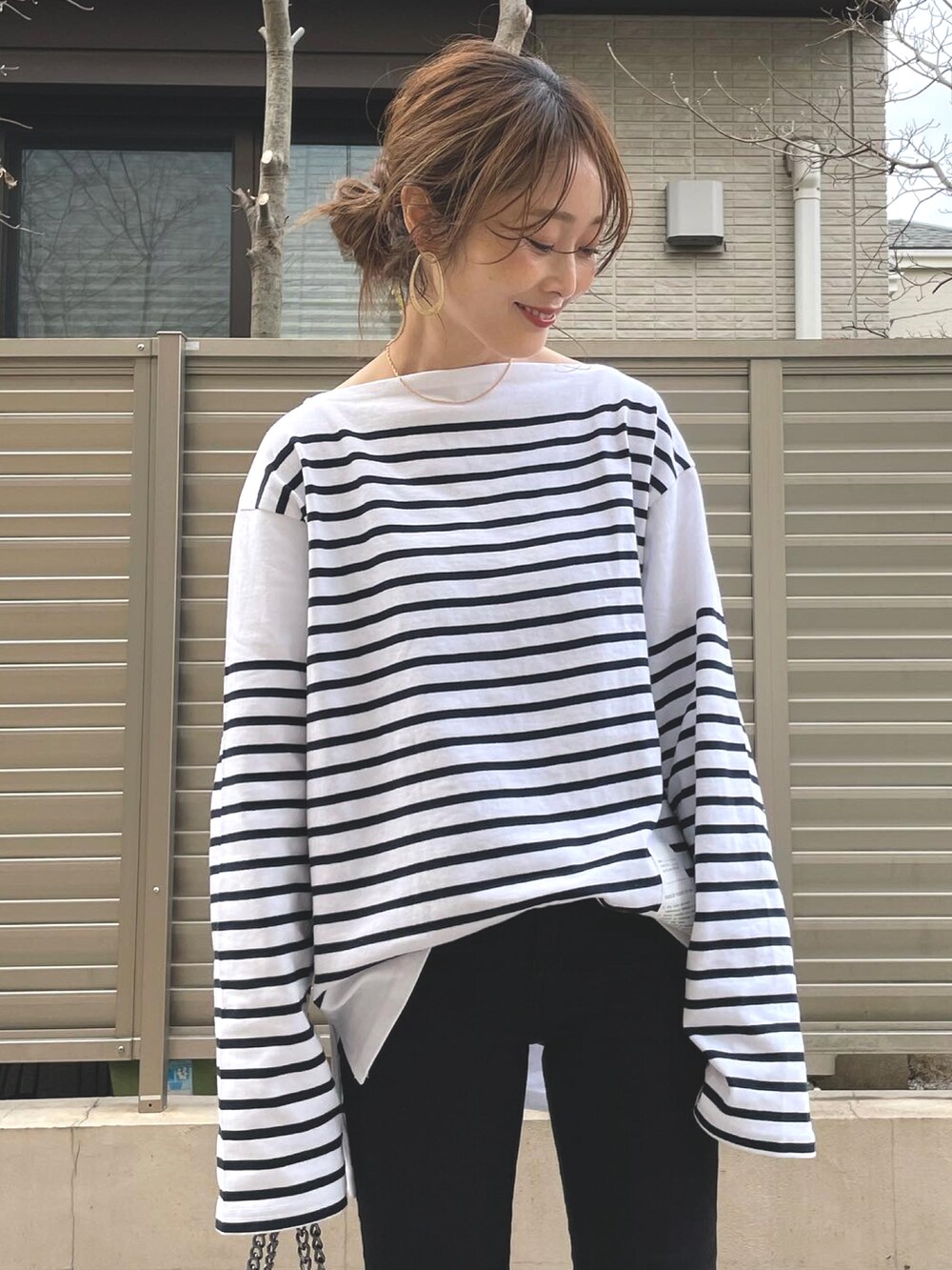 「春カラー、ボーダー、トレンチコート、大人女子、シンプル、春服、パンツスタイル、休日コーデ、大人かわいい、AKTE」｜「BACK NUMBERの【BACK NUMBER】サテンスキニー（その他パンツ、ブラック系）」を使った、syk***さん（レディース・158cm）の冬コーディネートの4枚目の写真