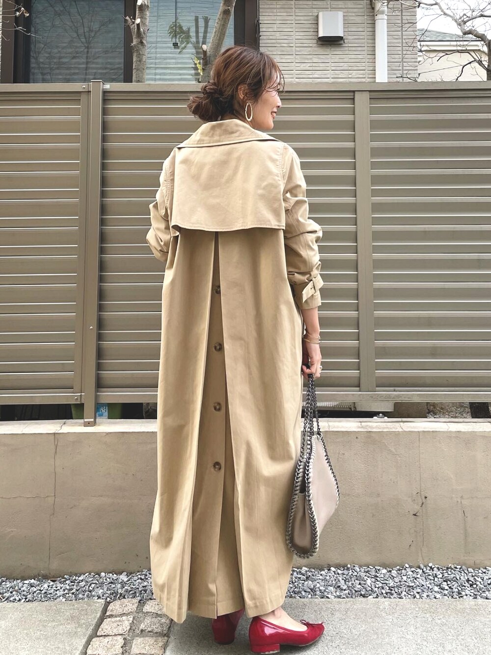 「春カラー、ボーダー、トレンチコート、大人女子、シンプル、春服、パンツスタイル、休日コーデ、大人かわいい、AKTE」｜「BACK NUMBERの【BACK NUMBER】サテンスキニー（その他パンツ、ブラック系）」を使った、syk***さん（レディース・158cm）の冬コーディネートの2枚目の写真