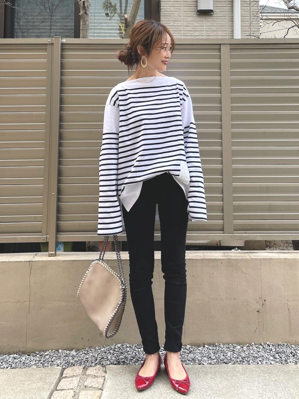 「春カラー、ボーダー、トレンチコート、大人女子、シンプル、春服、パンツスタイル、休日コーデ、大人かわいい、AKTE」｜「BACK NUMBERの【BACK NUMBER】サテンスキニー（その他パンツ、ブラック系）」を使った、syk***さん（レディース・158cm）の冬コーディネートの3枚目の写真