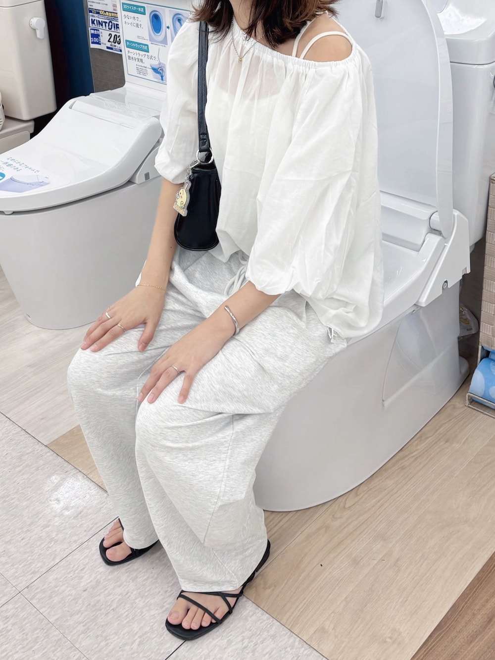 ブラック系のショルダーバッグ、ホワイト系のシャツ/ブラウス、ホワイト系のその他パンツを着用したレディースの秋コーディネートの2枚目の写真