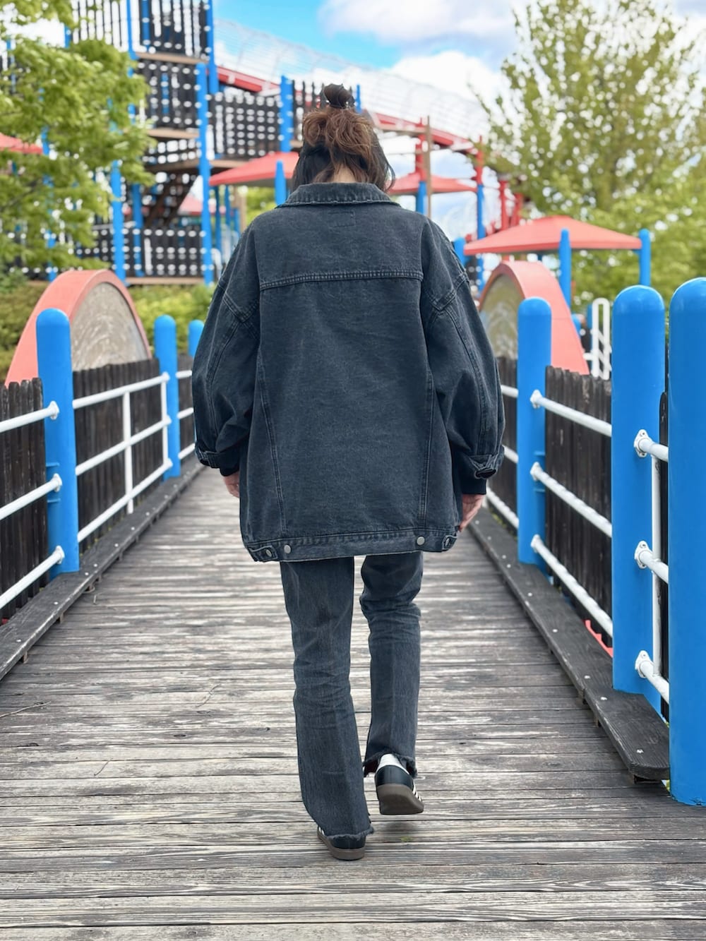 ブラック系のデニムジャケット、ブラック系のTシャツ/カットソー、ブラック系のデニムパンツを着用したレディースの春コーディネートの3枚目の写真