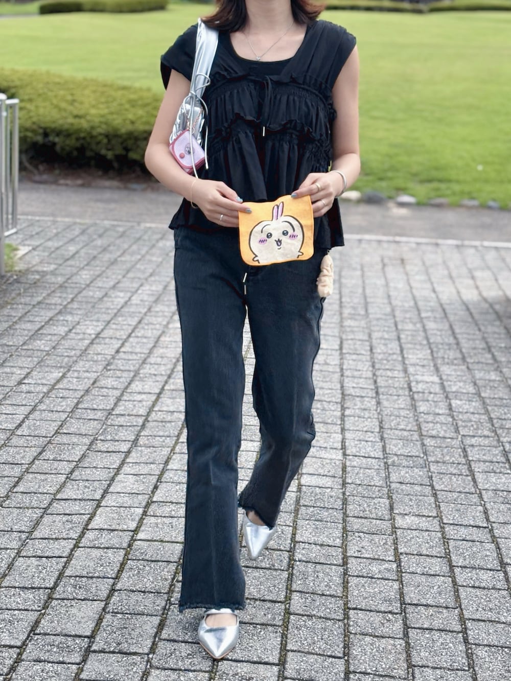 ブラック系のシャツ/ブラウス、ブラック系のデニムパンツ、シルバー系のハンドバッグを着用したレディースの夏コーディネートの3枚目の写真
