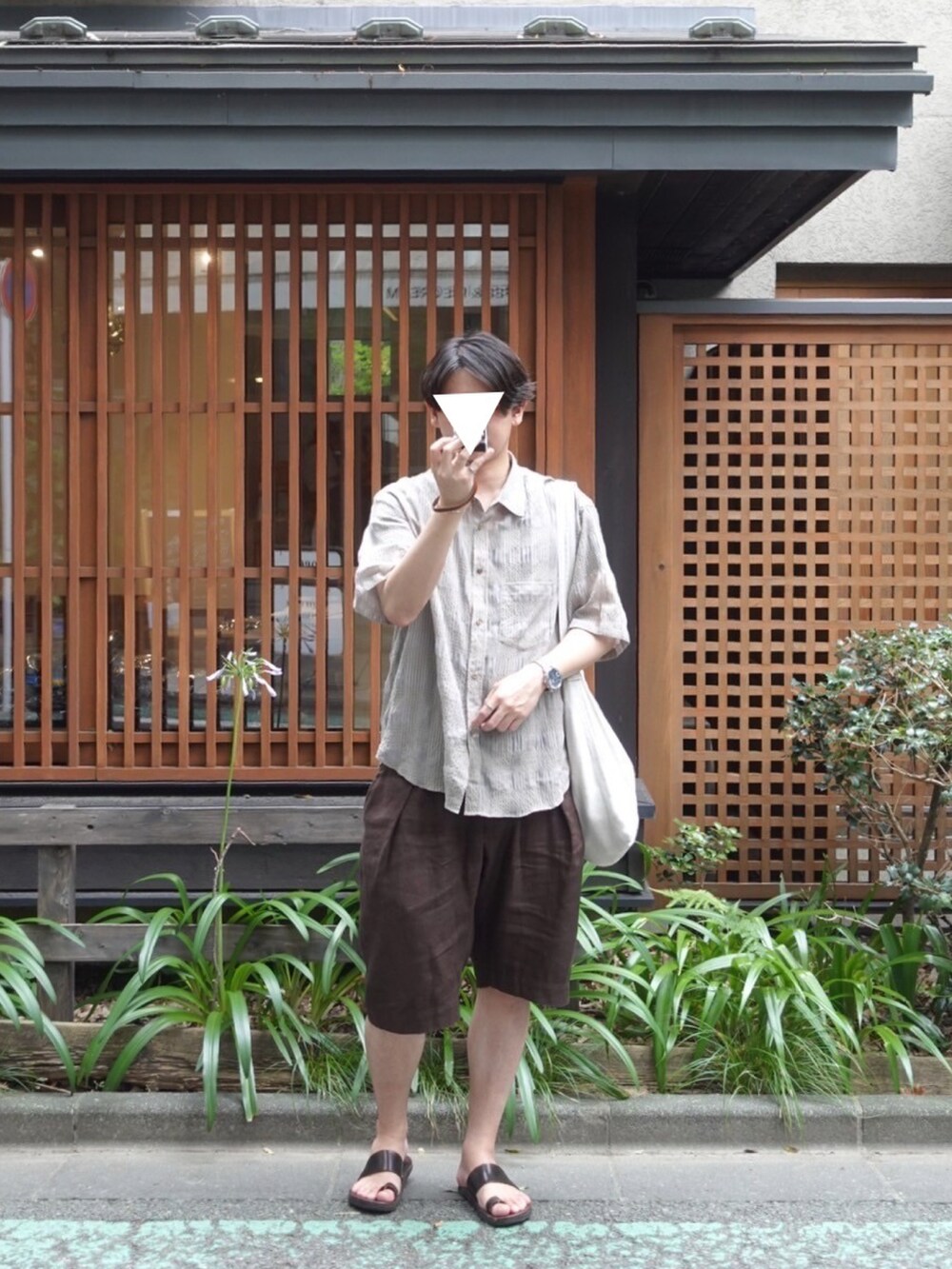 ベージュ系のシャツ/ブラウス、ブラウン系のその他パンツ、ベージュ系のショルダーバッグを着用したメンズの夏コーディネートの2枚目の写真