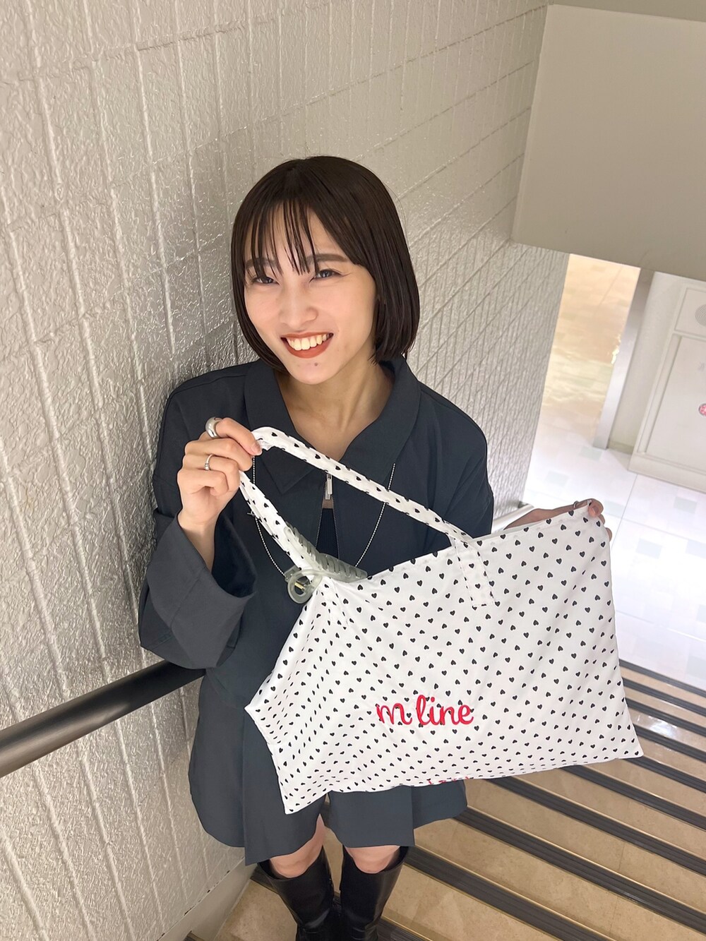 ブラック系のブーツ、グレー系の福袋/福箱を着用したレディースの冬コーディネートの7枚目の写真