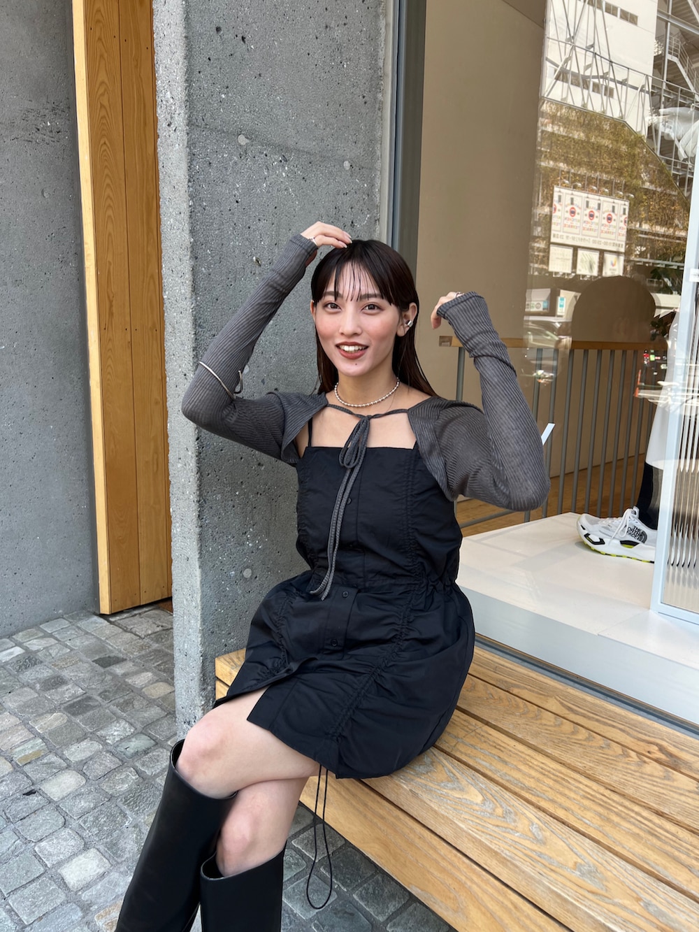 ブラック系のワンピースを着用したレディースの春コーディネートの5枚目の写真