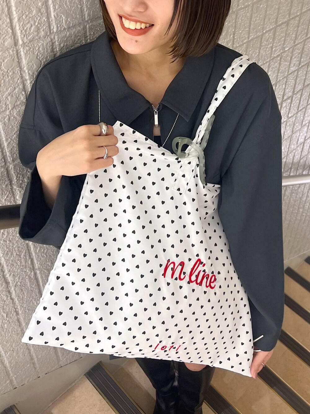 ブラック系のブーツ、グレー系の福袋/福箱を着用したレディースの冬コーディネートの6枚目の写真