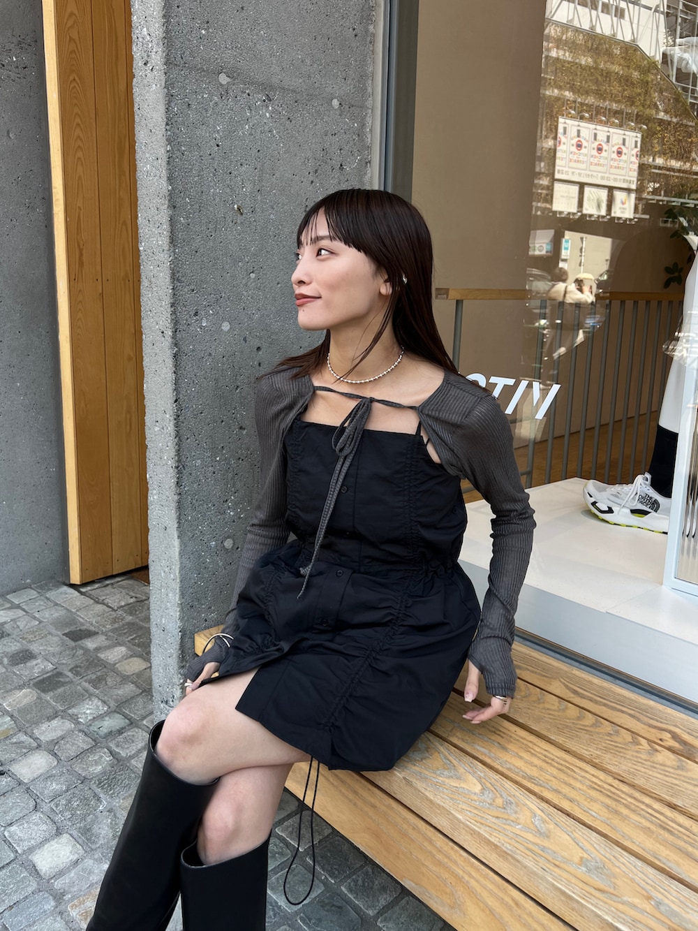 ブラック系のワンピースを着用したレディースの春コーディネートの4枚目の写真