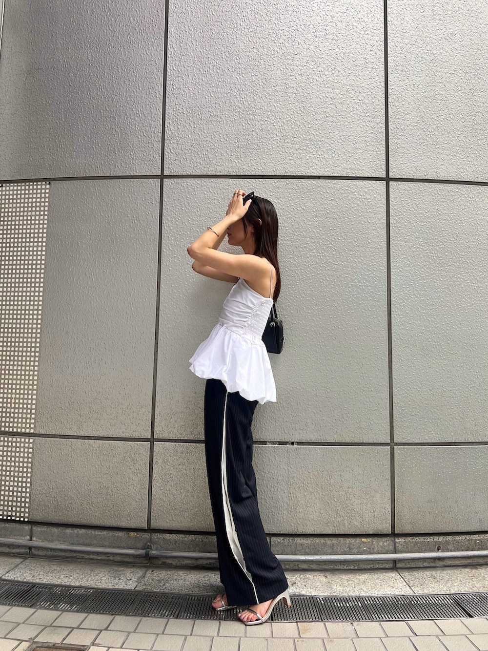 ホワイト系のシャツ/ブラウス、シルバー系のサンダルを着用したレディースの春コーディネートの2枚目の写真