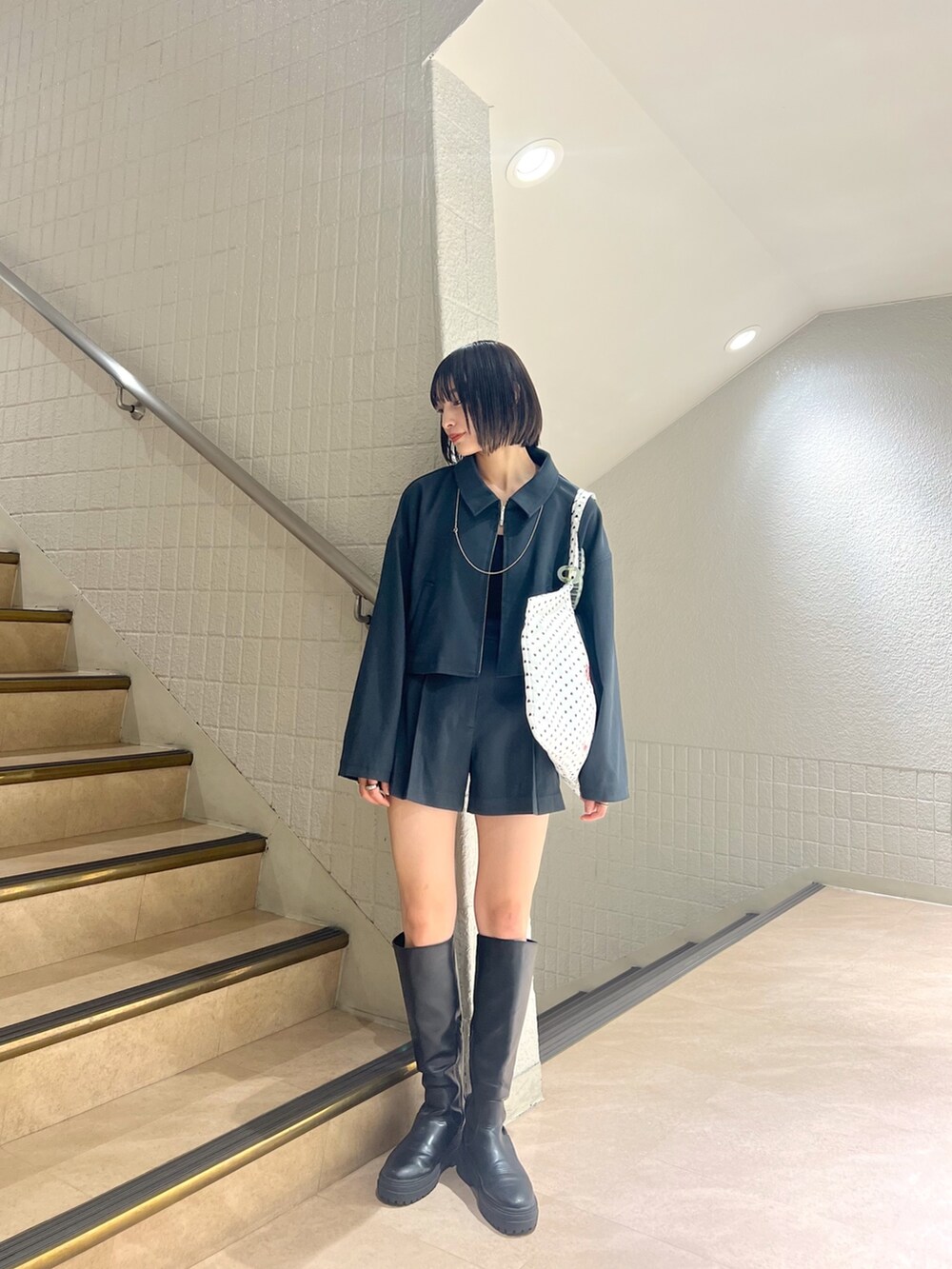 ブラック系のブーツ、グレー系の福袋/福箱を着用したレディースの冬コーディネートの2枚目の写真