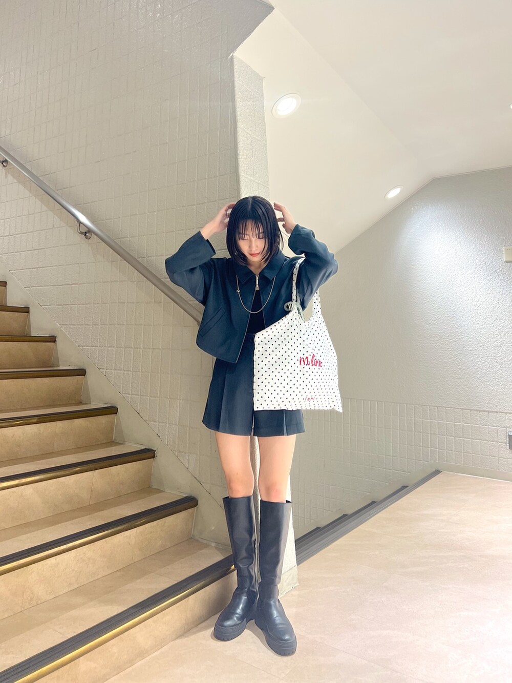 ブラック系のブーツ、グレー系の福袋/福箱を着用したレディースの冬コーディネートの3枚目の写真