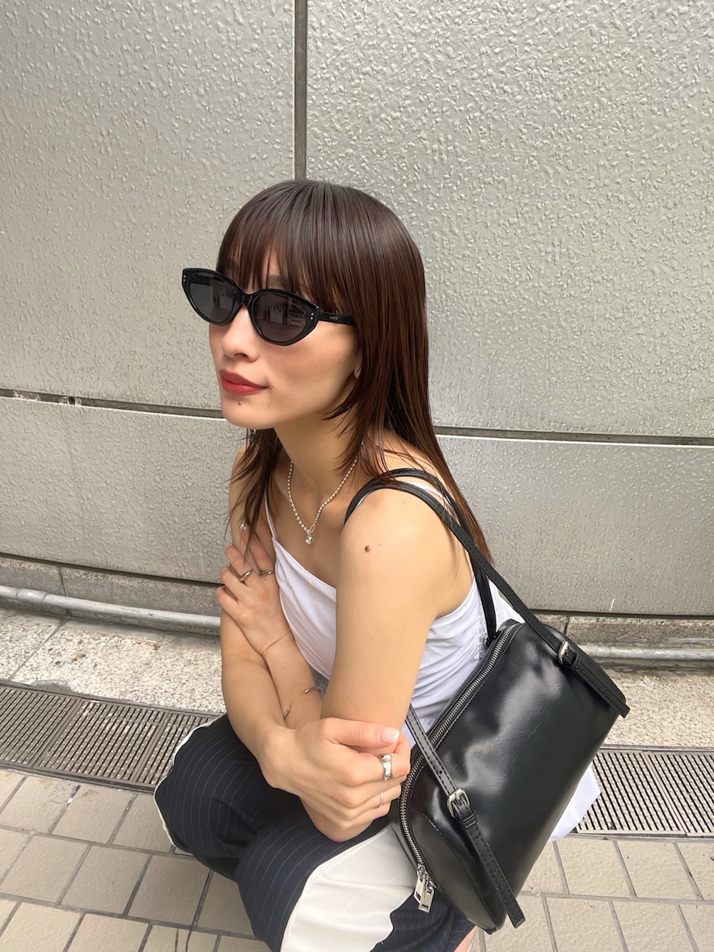 ホワイト系のシャツ/ブラウス、シルバー系のサンダルを着用したレディースの春コーディネートの4枚目の写真