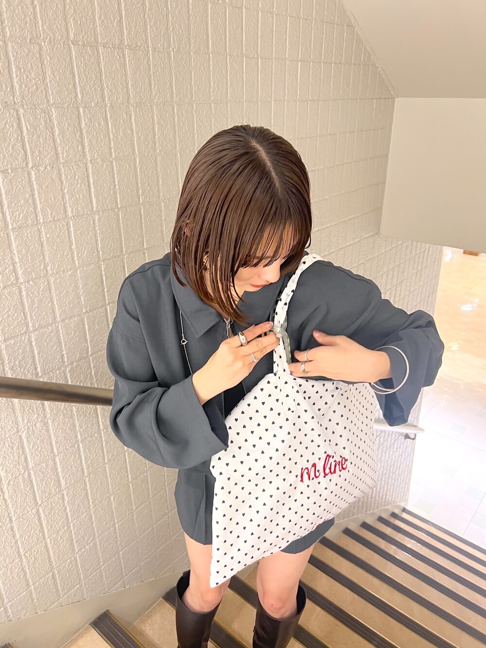 ブラック系のブーツ、グレー系の福袋/福箱を着用したレディースの冬コーディネートの5枚目の写真