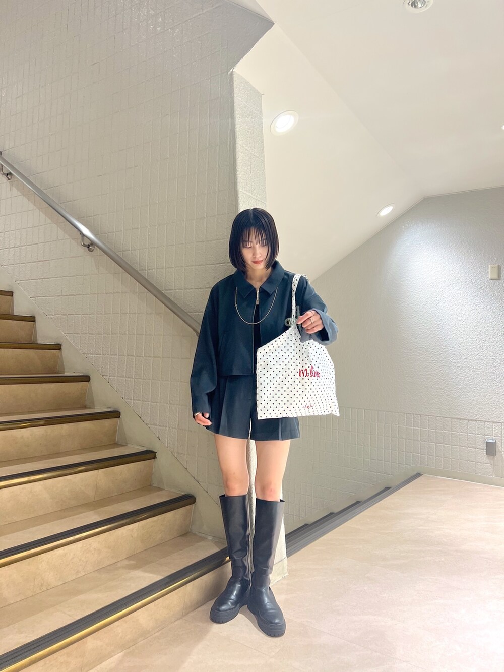 ブラック系のブーツ、グレー系の福袋/福箱を着用したレディースの冬コーディネートの8枚目の写真