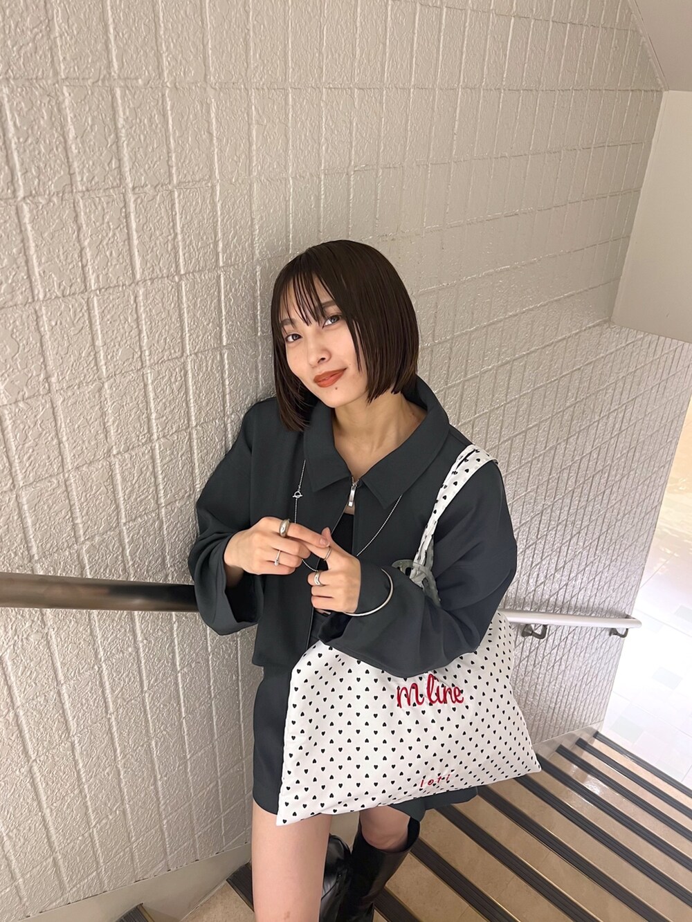 ブラック系のブーツ、グレー系の福袋/福箱を着用したレディースの冬コーディネートの9枚目の写真