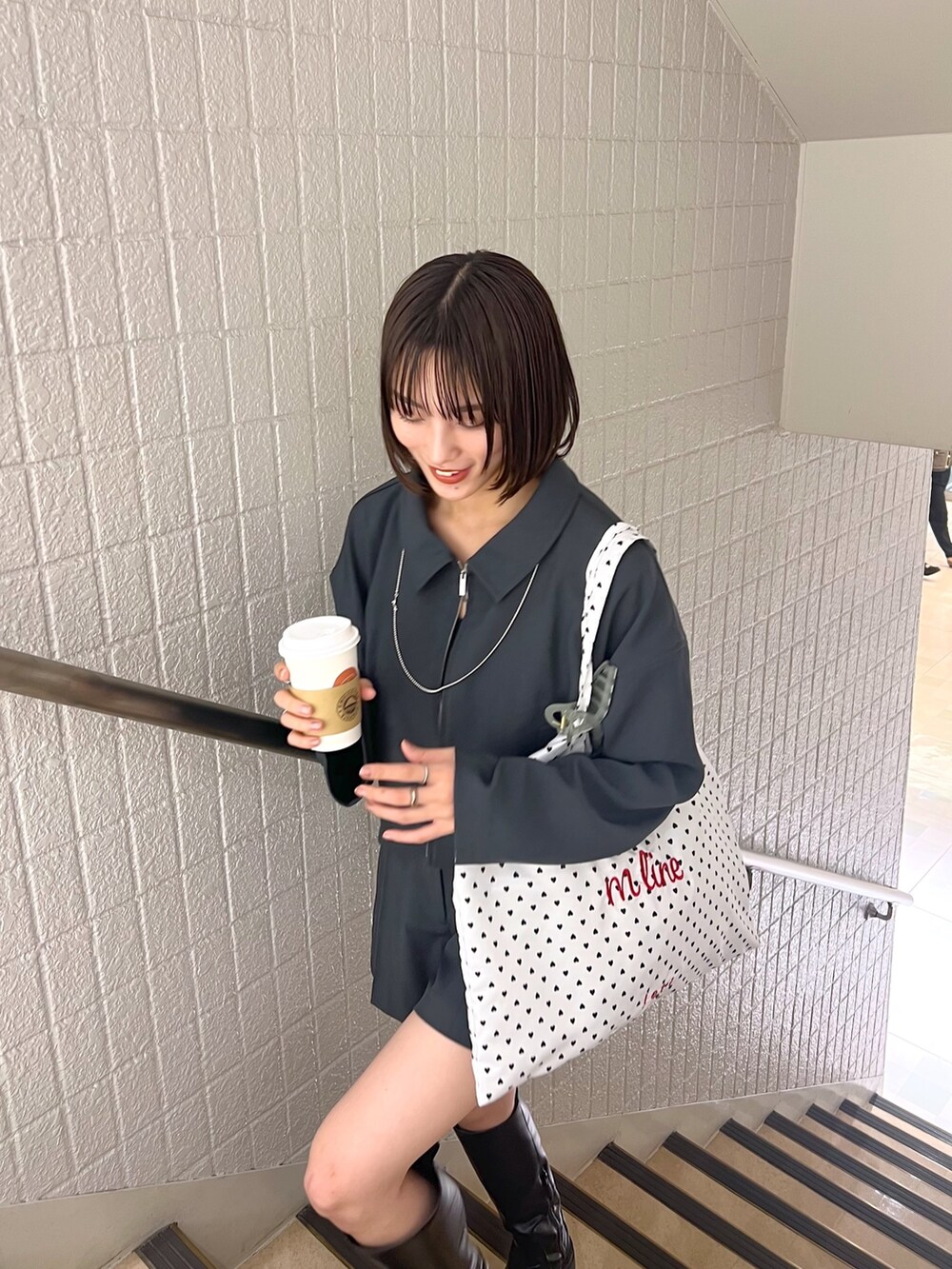 ブラック系のブーツ、グレー系の福袋/福箱を着用したレディースの冬コーディネートの4枚目の写真