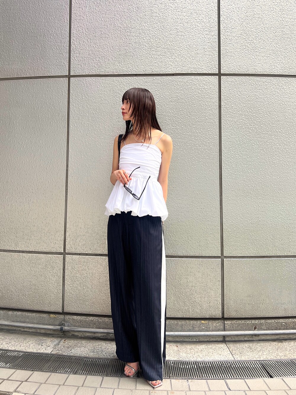 ホワイト系のシャツ/ブラウス、シルバー系のサンダルを着用したレディースの春コーディネートの5枚目の写真