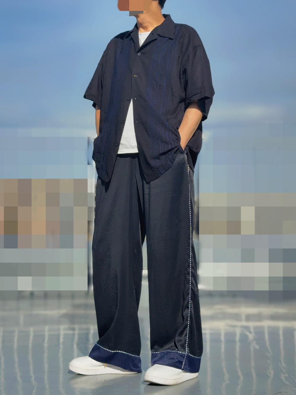 「夏ルックで気分アップ、ネイビー×ホワイト、ネイビーコーデ、スーベニア、オープンカラーシャツ、サテンパンツ」｜「FREAK'S STOREの限定展開 Relax Fit リラックスフィット リネンレーヨン デザイン刺繍 キューバシャツ（シャツ/ブラウス、ブラック系）」を使った、HMさん（メンズ・175cm）の夏コーディネートの2枚目の写真