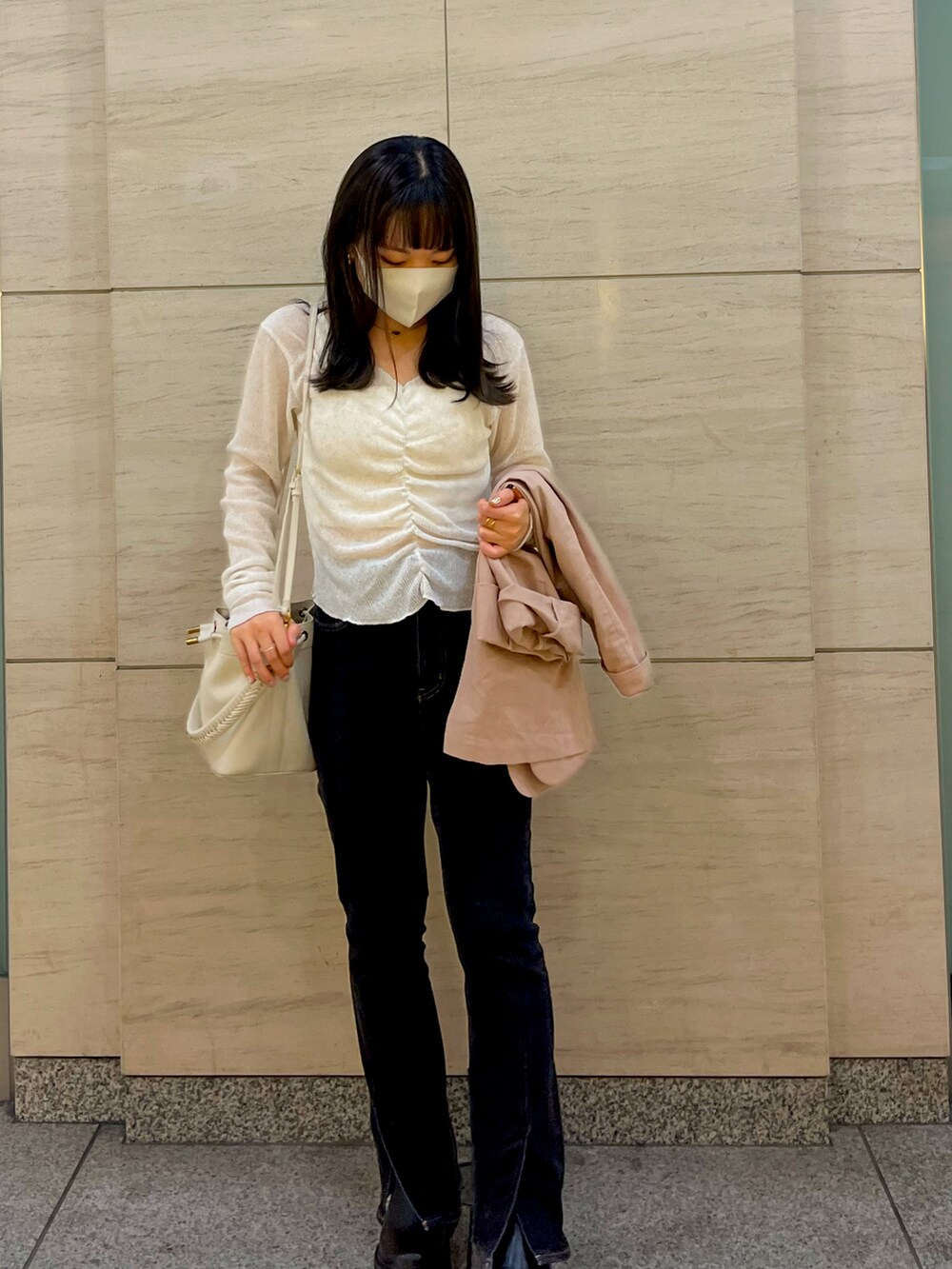 「おでかけコーデ、オトナ女子、オトナカワイイ、雨の日コーデ、ジャケットスタイル、ピンクジャケット、シャーリング、ブラックデニム、厚底ブーツ、低身長コーデ、150cm、Kastane、CHARLES＆KEITH」｜「Kastaneのコットンテーラードジャケット（テーラードジャケット、ピンク系）」を使った、MICHIEさん（レディース・150cm）の春コーディネートの2枚目の写真