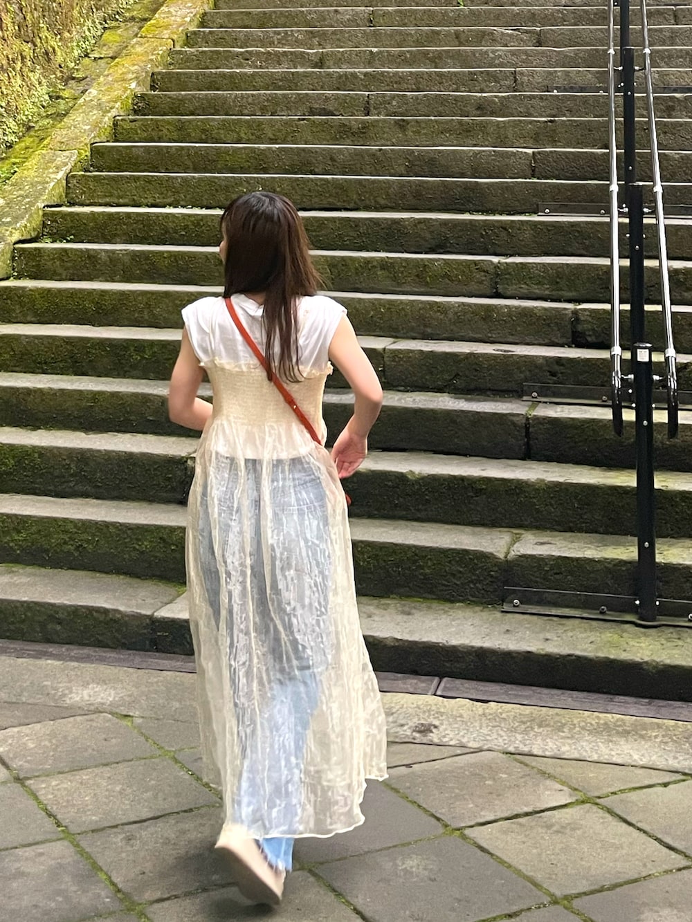 「シアー、ワンピーススタイル、厚底サンダル、白Tシャツ、低身長、150cm、ハイウエスト、フレアパンツ、Tシャツ×デニム、キャミワンピ、シアーワンピース、Kastane、CHARLES＆KEITH、LOWRYS FARM、オトナカワイイ」｜「Kastaneの【2023SSカタログ掲載アイテム】メッシュ厚底サンダル（サンダル、ホワイト系）」を使った、MICHIEさん（レディース・150cm）の夏コーディネートの2枚目の写真