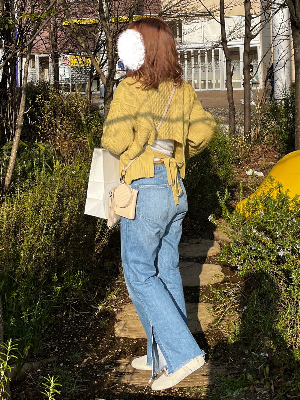 「春コーデ、カラーニット、デニムパンツ、フレアデニム、ローリーズファーム(LOWRYS FARM)、ニコアンド(niko and...)、低身長、150cm、骨格ウェーブ、ごきげんウィーク、おしゃれさんと繋がりたい、ootd」｜「LOWRYS FARMのＳＥＴショルダーバッグ　958280（ショルダーバッグ、ホワイト系）」を使った、MICHIEさん（レディース・150cm）の春コーディネートの2枚目の写真