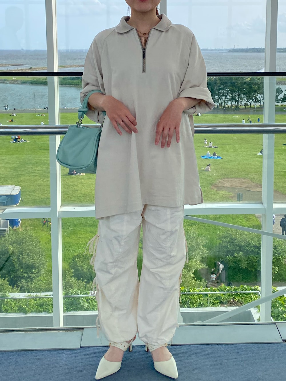 「きれいめカジュアル、大人かわいい、おしゃれさんと繋がりたい、低身長コーデ、150cm、ビッグシルエット、ハーフジップ、カーゴパンツ、パンプス、Kastane、WHIMSIC、CHARLES＆KEITH、ドライブコーデ」｜「WHIMSICの【UNISEX/SET UP対応】ヘビーウェイトカットソーポロシャツ（ポロシャツ、ホワイト系）」を使った、MICHIEさん（レディース・150cm）の春コーディネートの2枚目の写真
