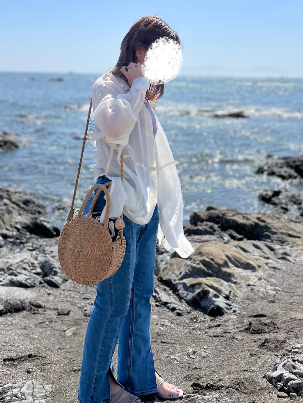 「夏、海、休日コーデ、低身長、150cm、サンダルコーデ、シアーシャツ、デニムパンツ、パープル、おしゃれさんと繋がりたい、Edit Sheen、ローリーズファーム(LOWRYS FARM)、ヘザー(Heather)」｜「LOWRYS FARMのオーガンジーステッチシャツＬＳ　948133（シャツ/ブラウス、ホワイト系）」を使った、MICHIEさん（レディース・150cm）の夏コーディネートの2枚目の写真