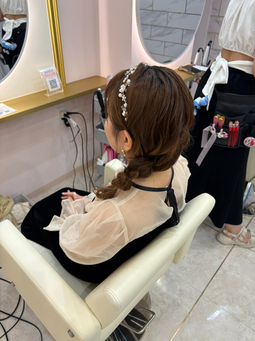 「RANDAのビジューパーツストラップパンプス（パンプス、ホワイト系）」を使った、MICHIEさん（レディース・150cm）の秋コーディネートの2枚目の写真