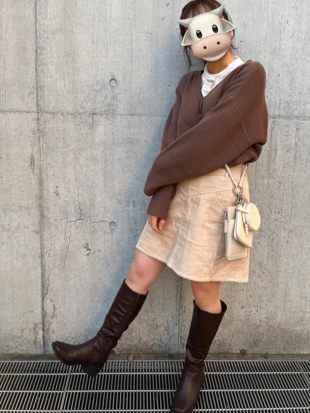 「ロングブーツ、ブーツ、ブラウンコーデ、通学コーデ、ニット、コーデュロイ、台形スカート、マルチショルダー、ショルダーバッグ、レイヤードスタイル、低身長コーデ、150cm、ootd、おしゃれさんと繋がりたい、骨格ウェーブ」|「LOWRYS FARMのシアータートルLS 895475(Tシャツ/カットソー、ホワイト系)」を使った、MICHIEさん(レディース・150cm)の秋コーディネートの2枚目の写真