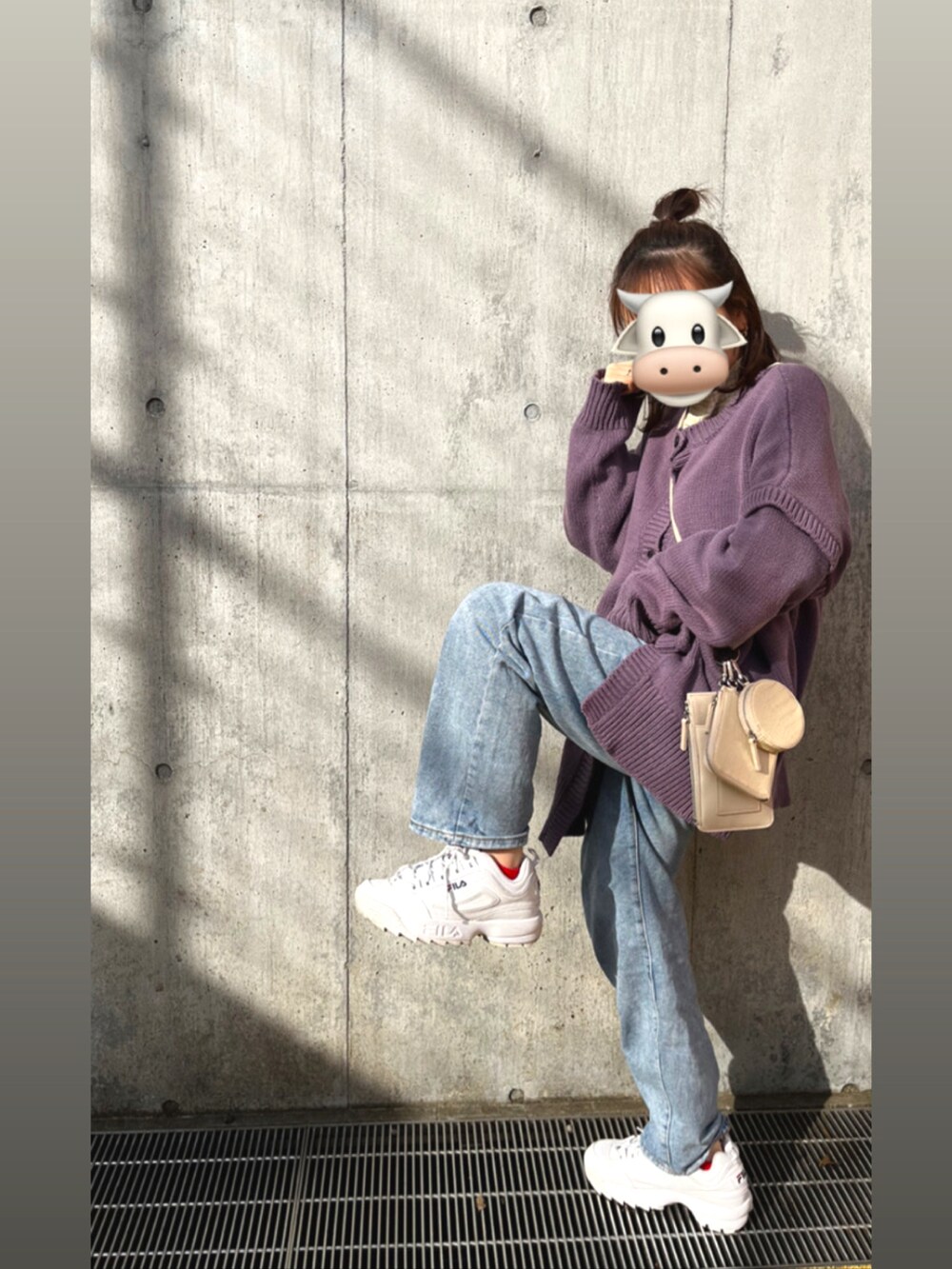「カジュアルコーデ、通学コーデ、パープル、デニム、ローリーズファーム(LOWRYS FARM)、クラシカルエルフ、FILA、マルチショルダー、カーディガン、スニーカー、おだんごヘアー、ハイネック、150cm、低身長コーデ、骨格ウェーブ」｜「LOWRYS FARMのＳＥＴショルダーバッグ　958280（ショルダーバッグ、ホワイト系）」を使った、MICHIEさん（レディース・150cm）の冬コーディネートの2枚目の写真