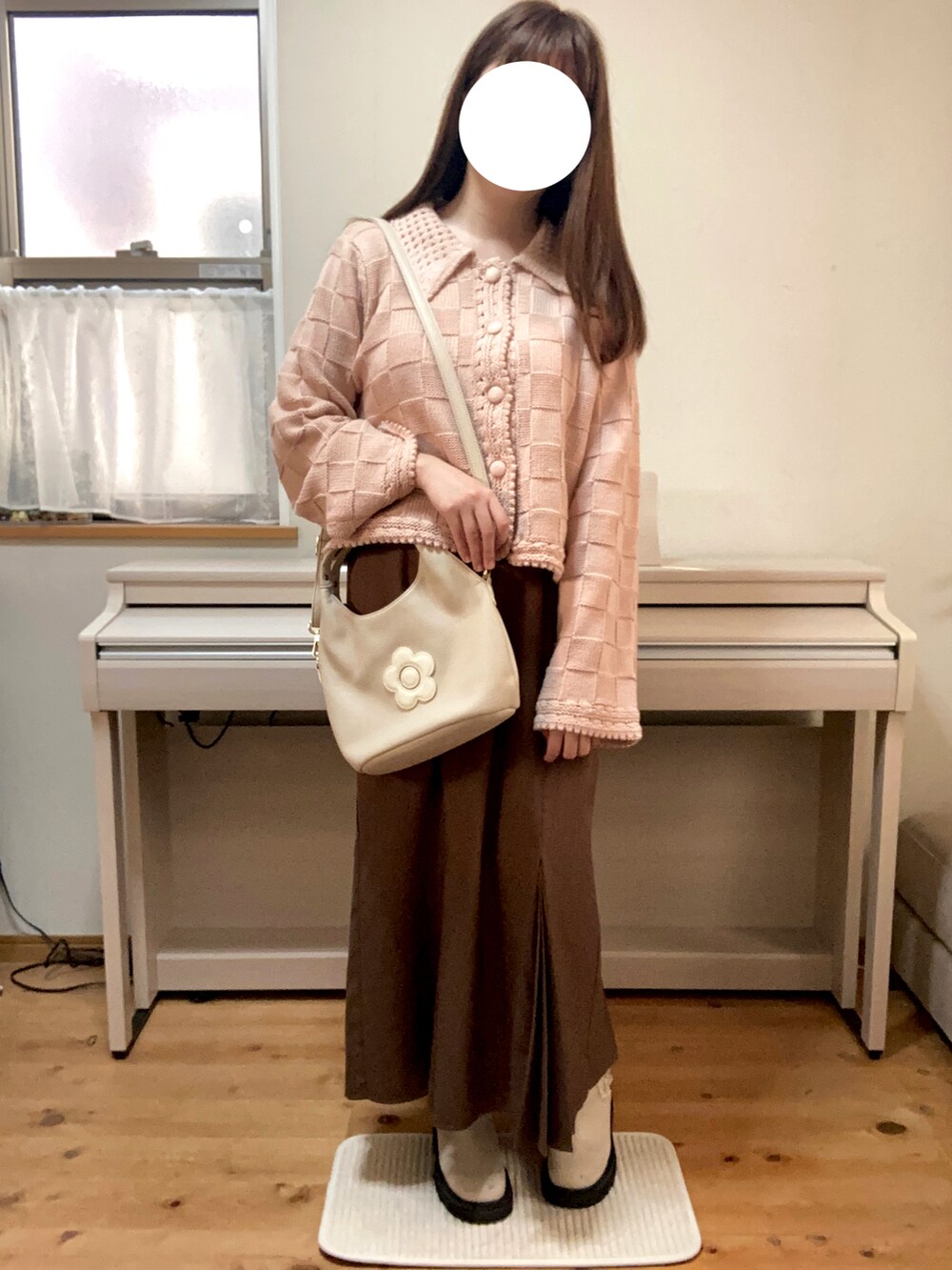 ブラウン系のスカート、ホワイト系のブーツ、ベージュ系のショルダーバッグを着用したレディースの秋コーディネートの2枚目の写真