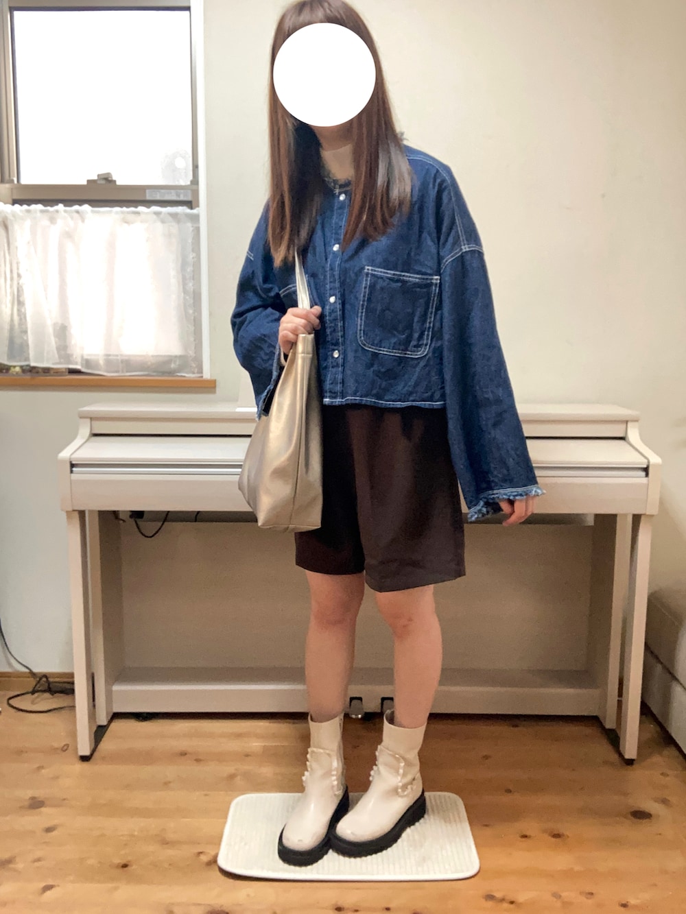 ホワイト系のブーツ、ブルー系のその他アウター、グレー系のその他パンツを着用したレディースの秋コーディネートの2枚目の写真