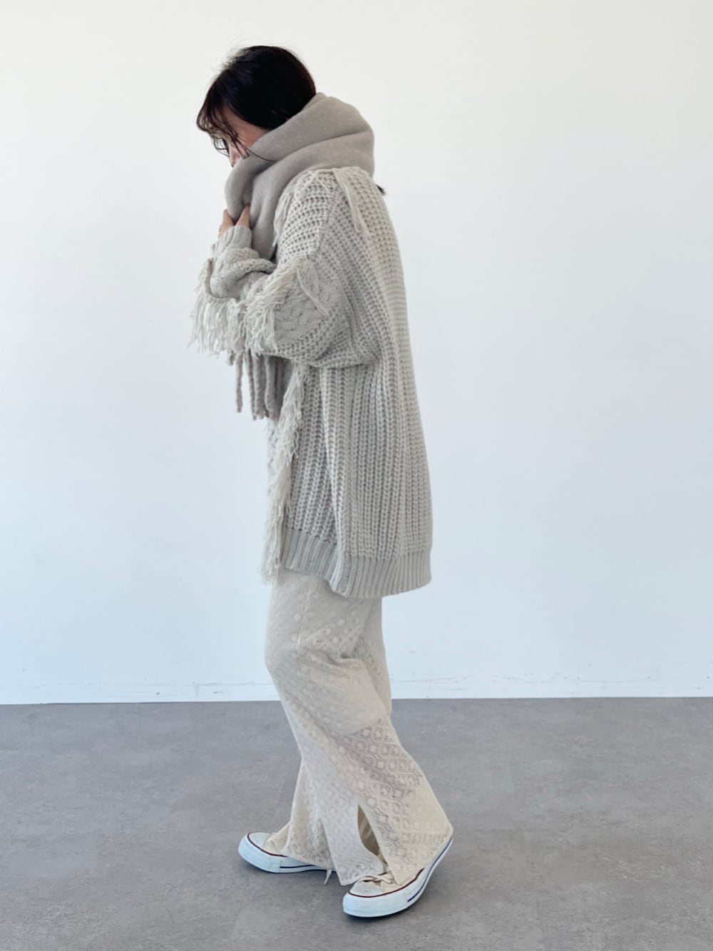 ベージュ系のその他パンツ、ベージュ系のニット/セーター、グレー系のストール/ショールを着用したレディースの秋コーディネートの2枚目の写真