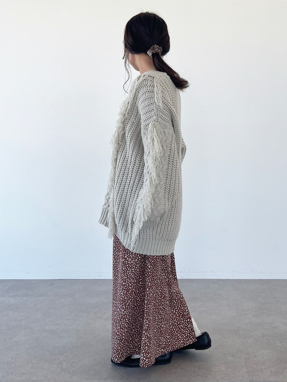 ベージュ系のニット/セーター、ブラウン系のスカートを着用したレディースの秋コーディネートの3枚目の写真