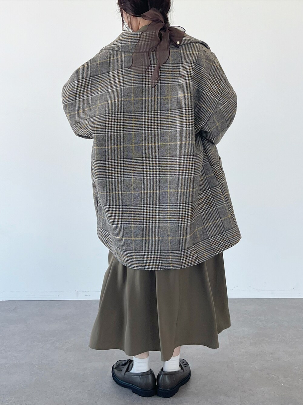 その他のその他アウター、グリーン系のワンピース、ブラウン系のヘアゴムを着用したレディースの秋コーディネートの3枚目の写真