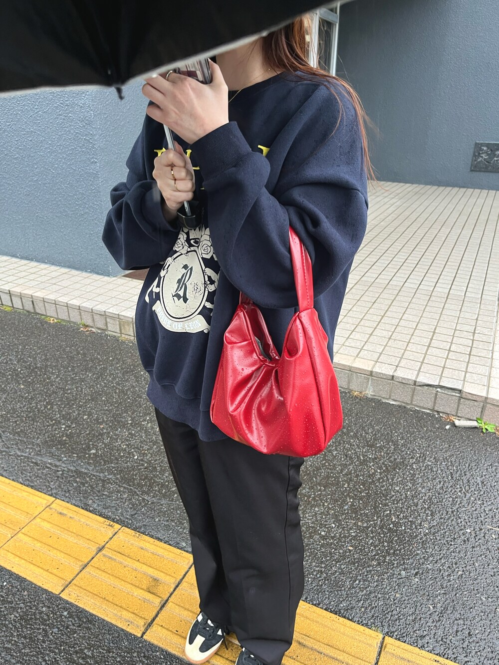 ブラウン系のテーラードジャケット、ブラック系のスラックスを着用したレディースの秋コーディネートの2枚目の写真