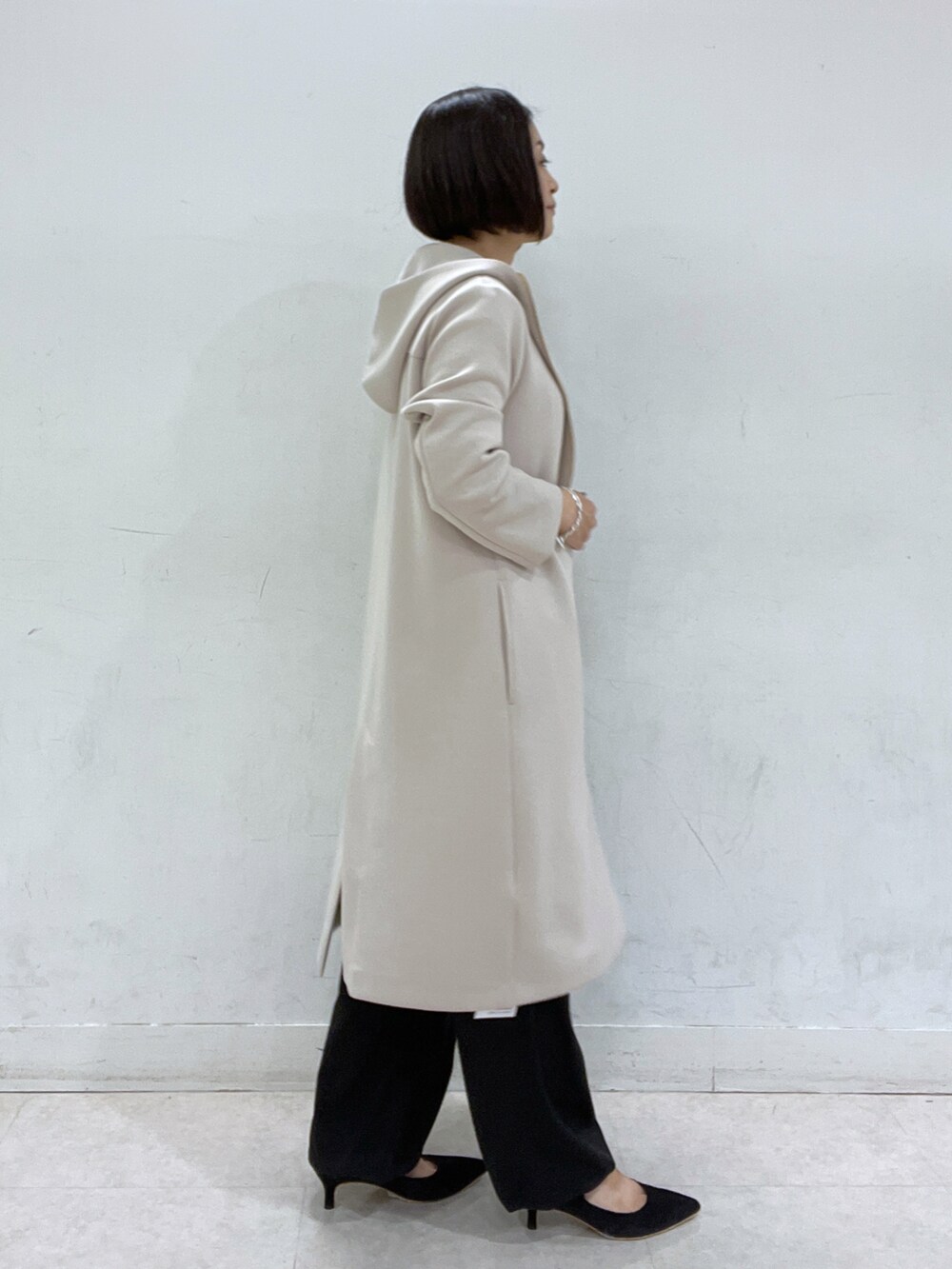 ブラック系のパンプス、グレー系のシャツ/ブラウス、ベージュ系のその他アウターを着用したレディースの秋コーディネートの2枚目の写真