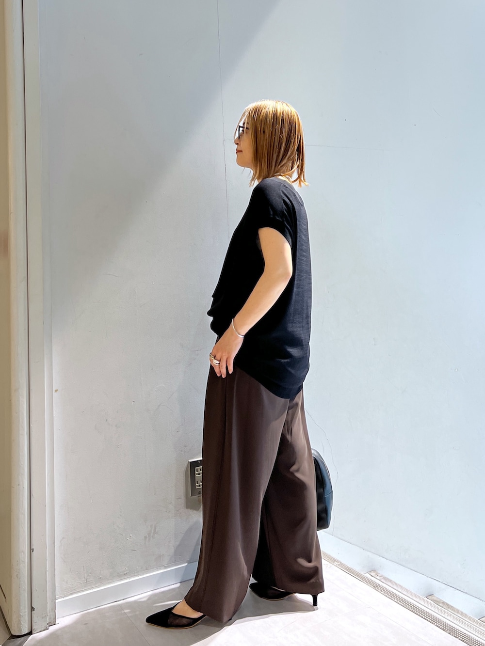 「秋コーデ、ニット、パンツ、パンツスタイル、ワイドパンツ、パンプス、大人コーデ、大人女子、お仕事コーデ、キレイめ、低身長、低身長コーデ、低身長女子、骨格ストレート、通勤コーデ」|「RIVE DROITEの【ひんやりタッチ・セットアップ対応可】レーヨン混バックテールニット(ニット/セーター、ブラック系)」を使った、rd_mioさん(レディース・153cm)の秋コーディネートの2枚目の写真