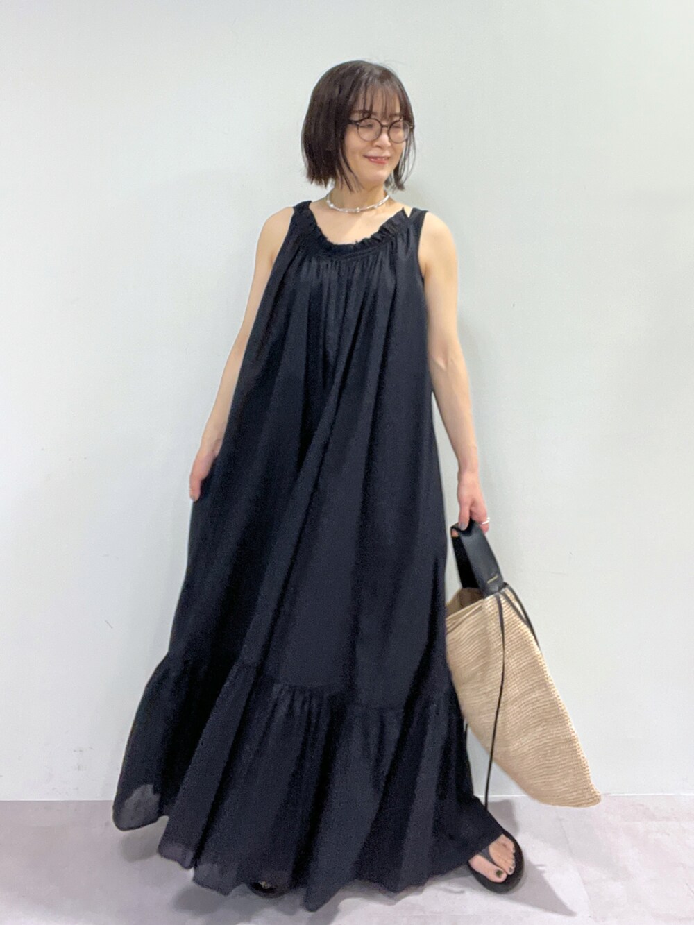 ホワイト系のカーディガン/ボレロ、ブラック系のワンピース、ブラック系のタンクトップを着用したレディースの春コーディネートの4枚目の写真