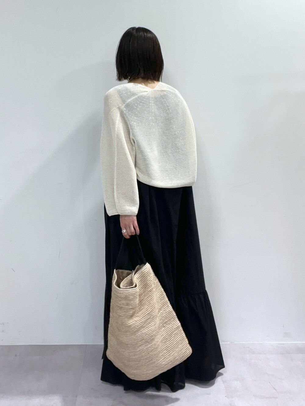 ホワイト系のカーディガン/ボレロ、ブラック系のワンピース、ブラック系のタンクトップを着用したレディースの春コーディネートの3枚目の写真