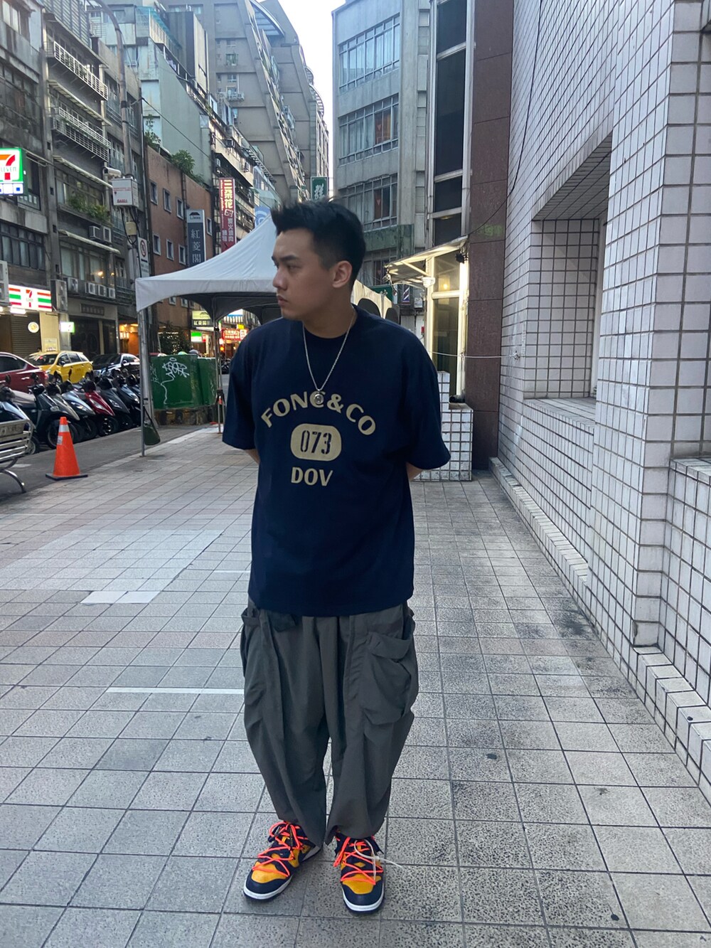 グレー系のパンツ、ベージュ系のパンツ、ブルー系のシャツ/ブラウスを着用したメンズの冬コーディネートの2枚目の写真