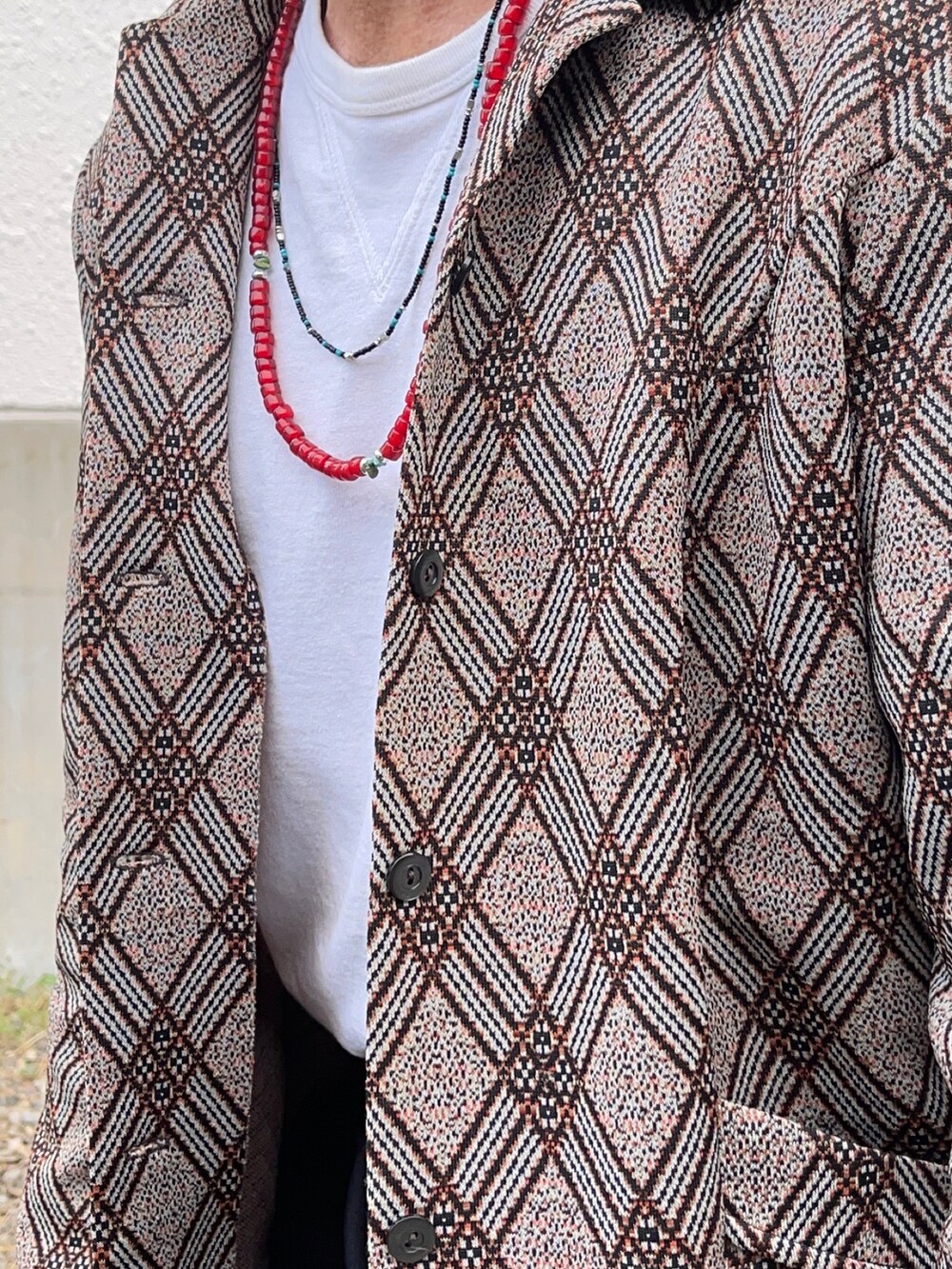 ブラック系のローファー、ブラック系のパンツ、グレー系のジャケット/アウターを着用したメンズの秋コーディネートの3枚目の写真