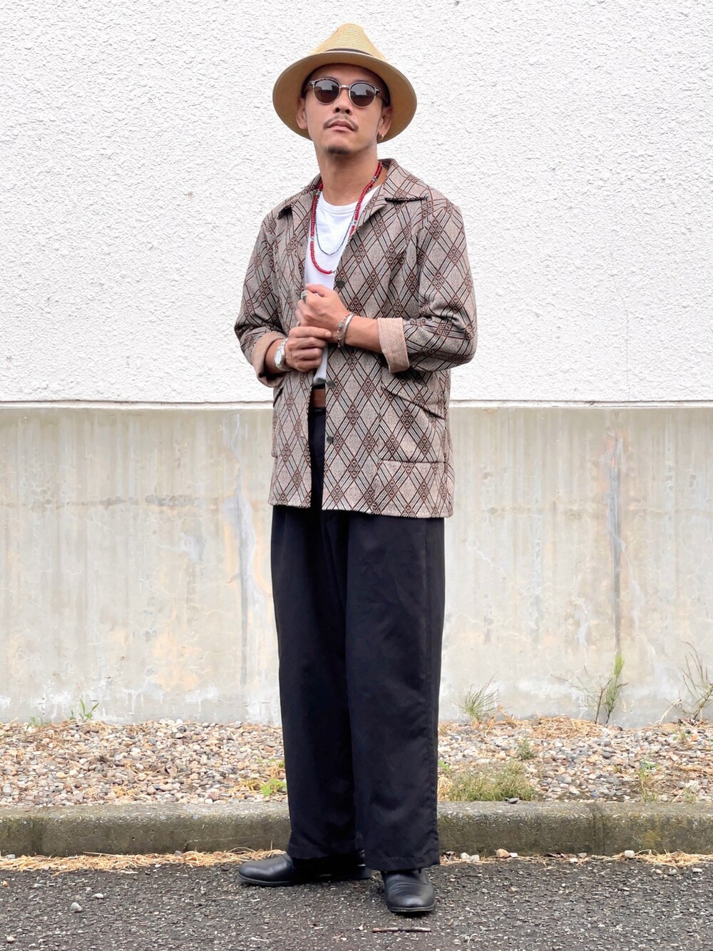 ブラック系のローファー、ブラック系のパンツ、グレー系のジャケット/アウターを着用したメンズの秋コーディネートの2枚目の写真