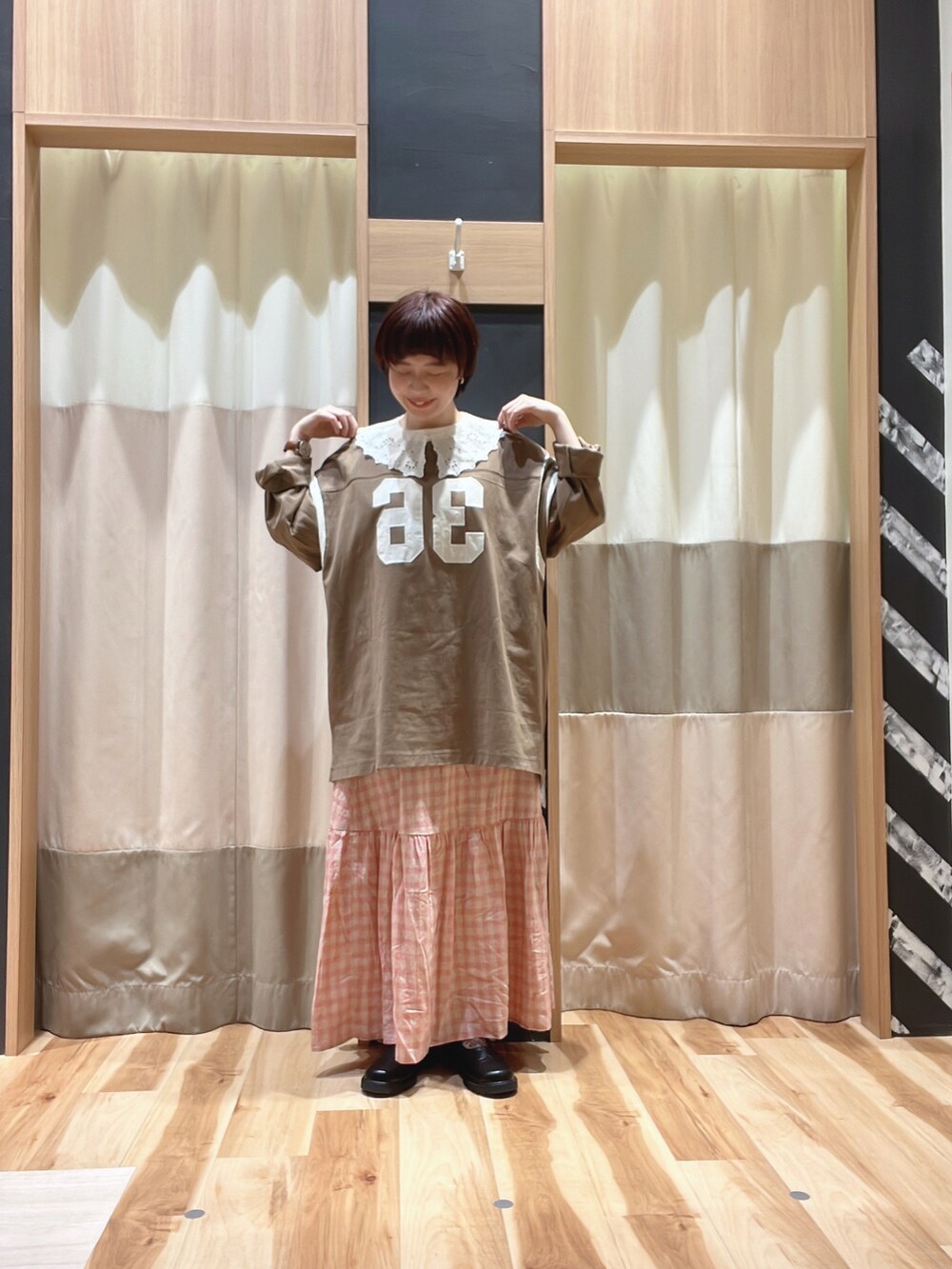 ピンク系のスカート、ブラック系のその他シューズ、ベージュ系のTシャツ/カットソーを着用したレディースの春コーディネートの2枚目の写真