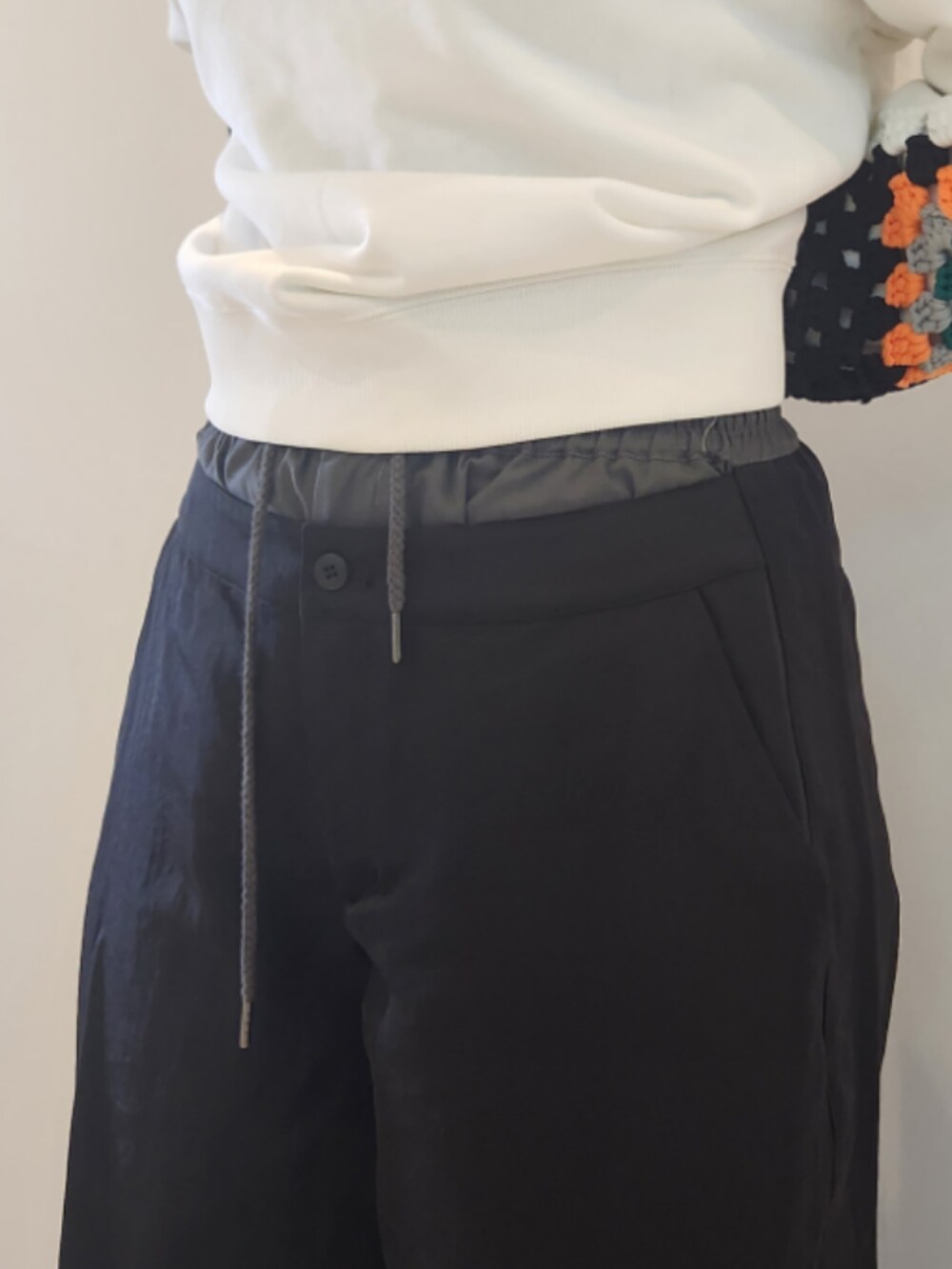 ホワイト系のニット/セーター、ブラック系のその他パンツを着用したレディースの冬コーディネートの3枚目の写真