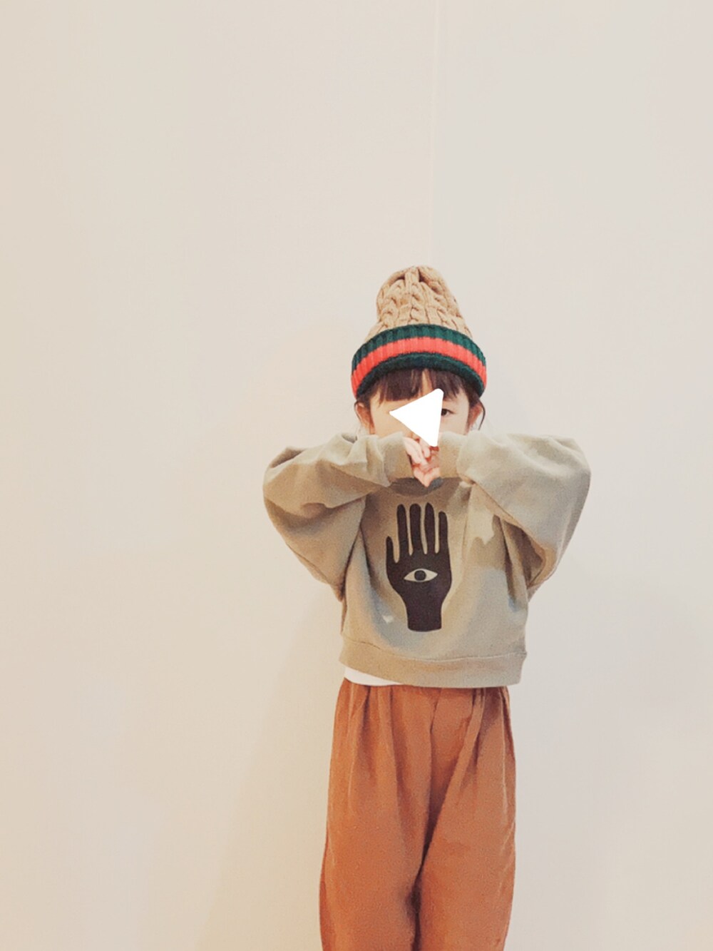 グリーン系のスウェット、ブラウン系のパンツ、ベージュ系のスニーカーを着用したキッズの冬コーディネートの3枚目の写真