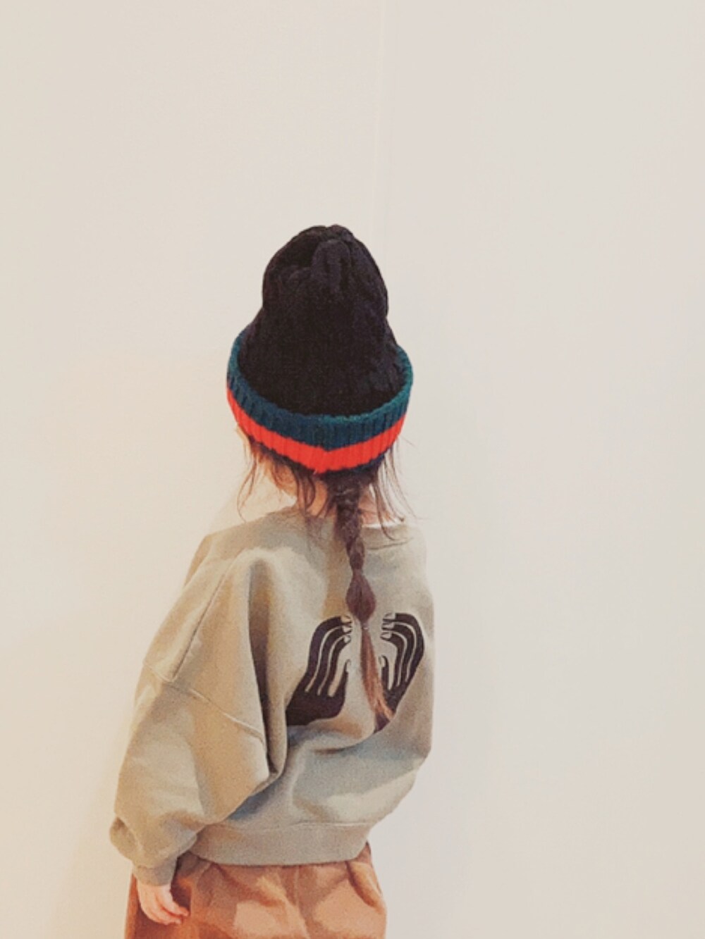 グリーン系のスウェット、ブラウン系のパンツ、ベージュ系のスニーカーを着用したキッズの冬コーディネートの5枚目の写真