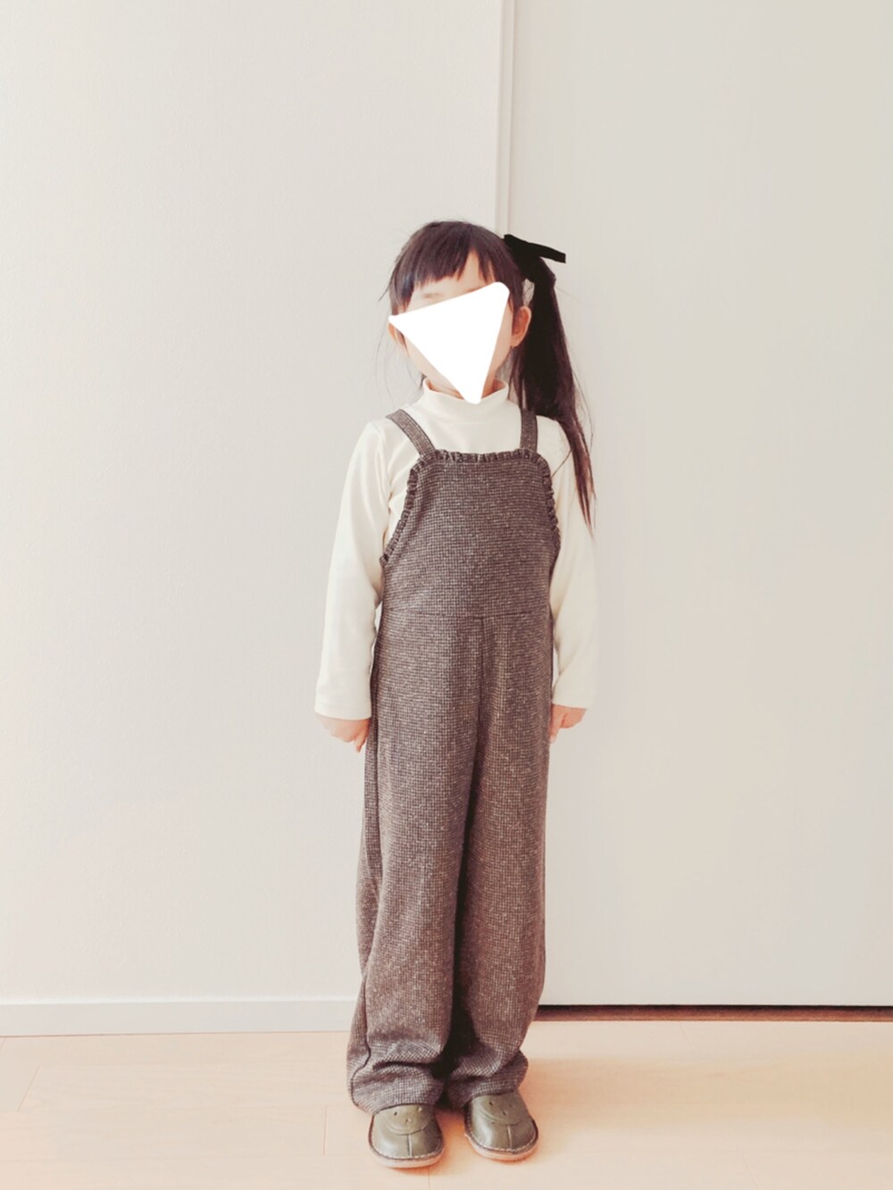 ブラウン系のサロペット/オーバーオール、ベージュ系のTシャツ/カットソー、グリーン系のシューズを着用したキッズの春コーディネートの2枚目の写真