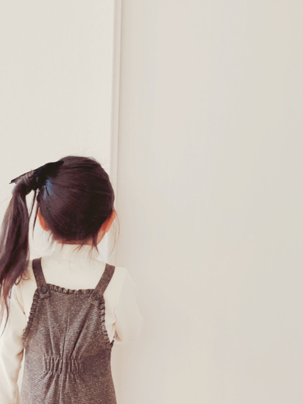 ブラウン系のサロペット/オーバーオール、ベージュ系のTシャツ/カットソー、グリーン系のシューズを着用したキッズの春コーディネートの4枚目の写真