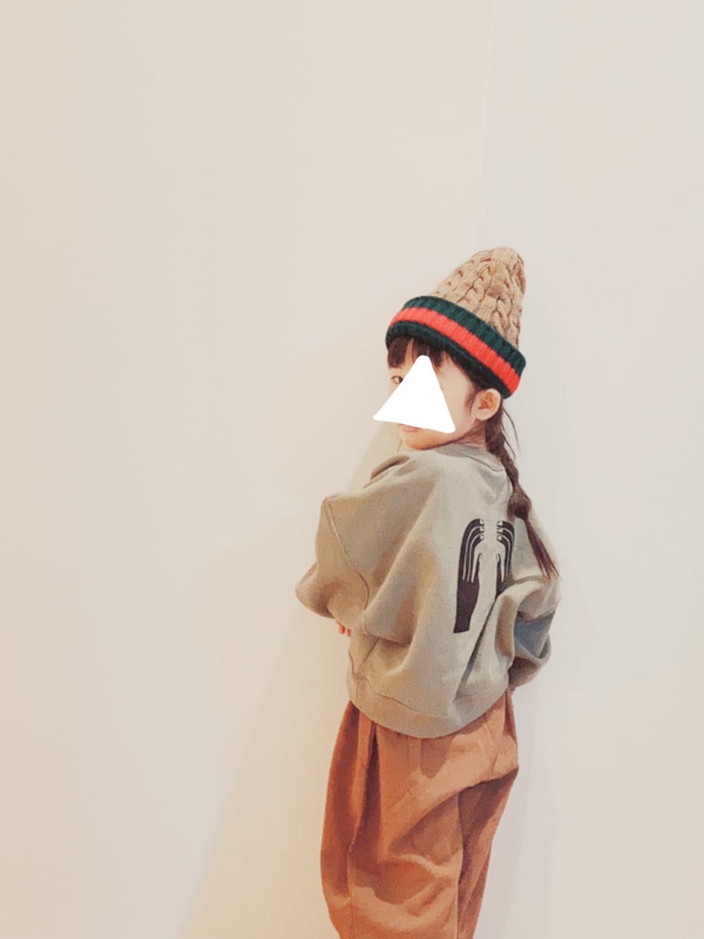 グリーン系のスウェット、ブラウン系のパンツ、ベージュ系のスニーカーを着用したキッズの冬コーディネートの2枚目の写真